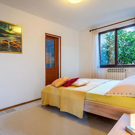 Gloria أوباتيا